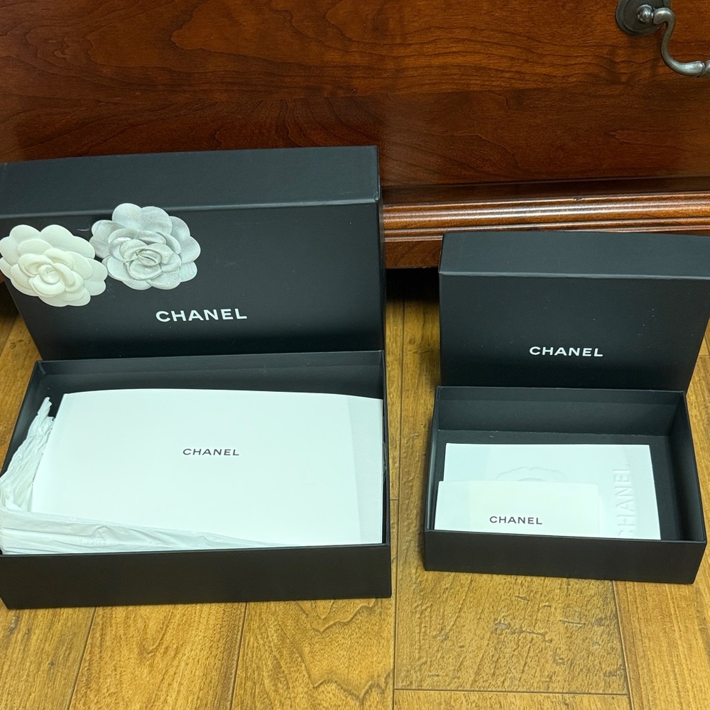 CHANEL Black Gift Box Set with White Camellias - Picture 5 of 6